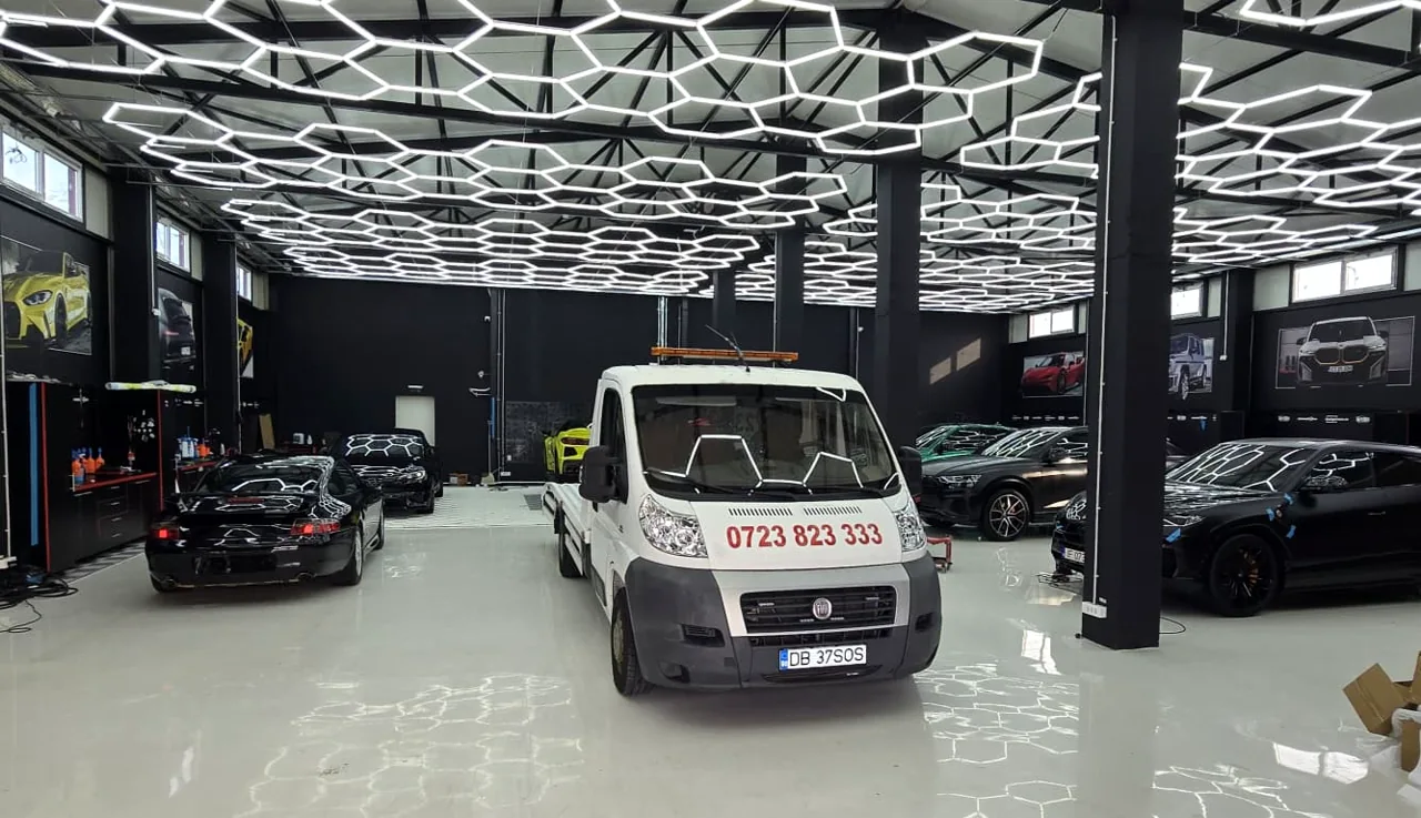 Platformă auto fotografiată într-un atelier