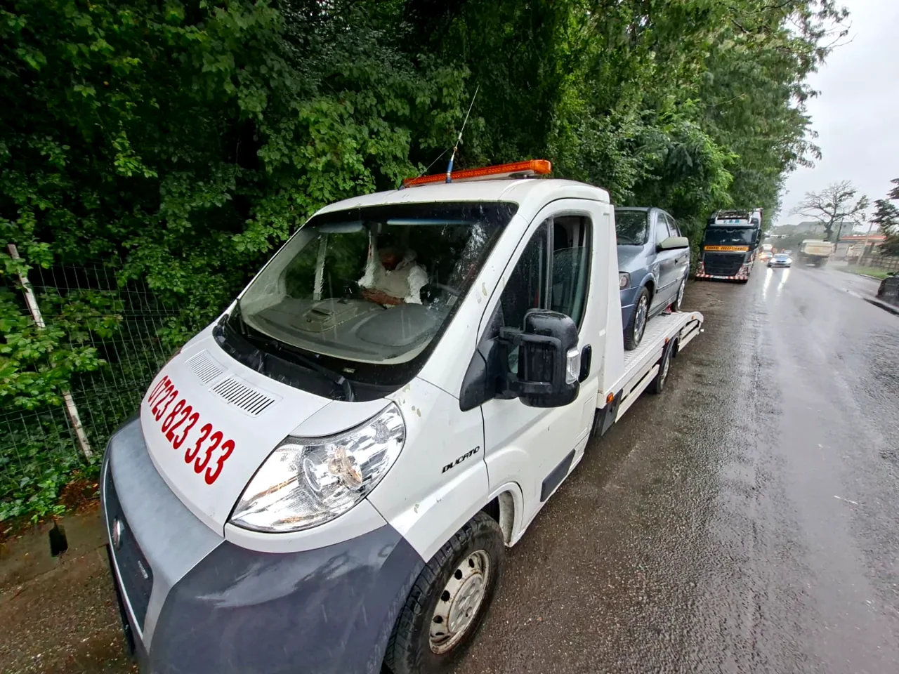 Platformă și autovehicul fotografiate noaptea